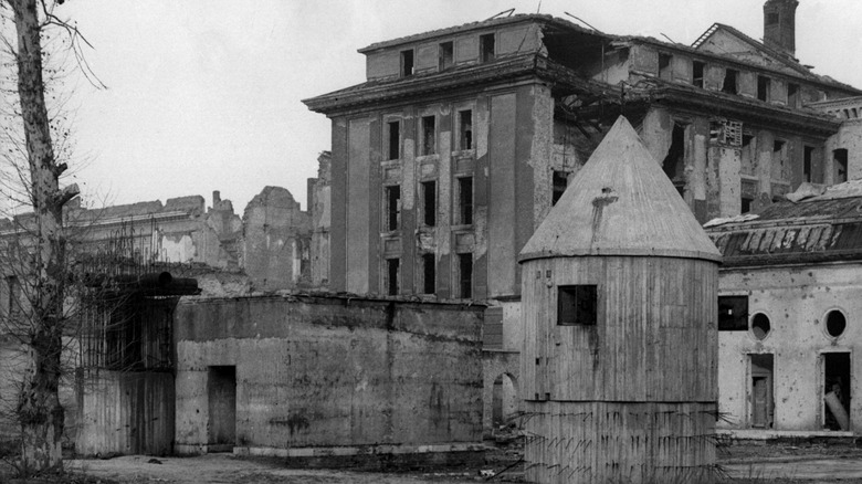 Entrada al búnker y exterior de la cancillería, aproximadamente en mayo de 1945