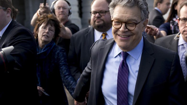 Al Franken saliendo del Capitolio
