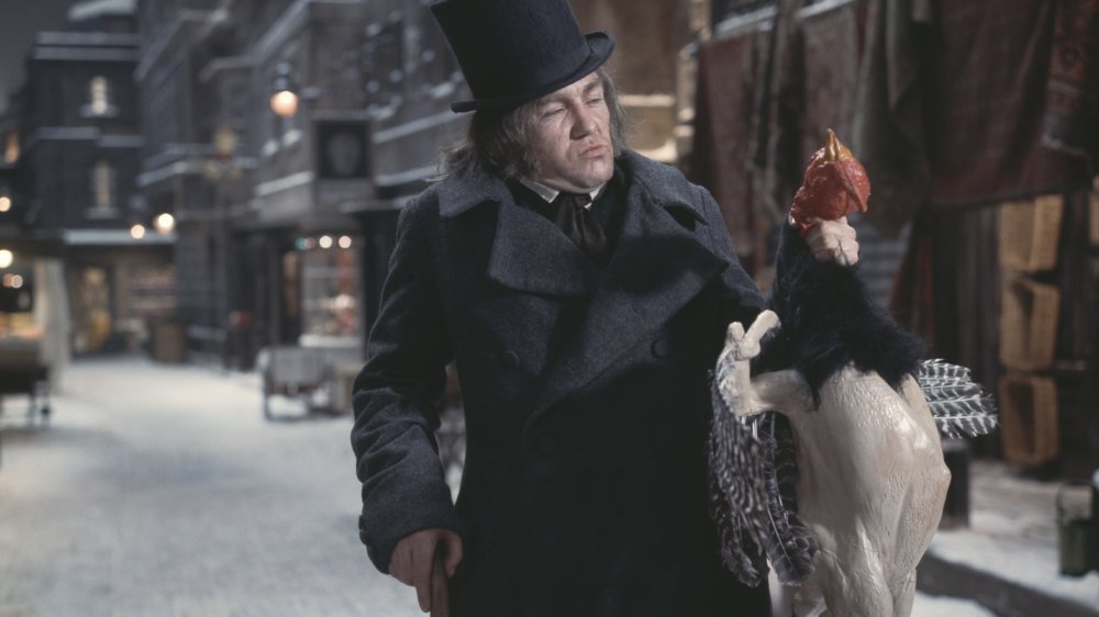 Escena de Ebenezer Scrooge interpretada por Albert Finney