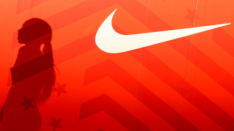 Allyson Felix junto al logo de Nike