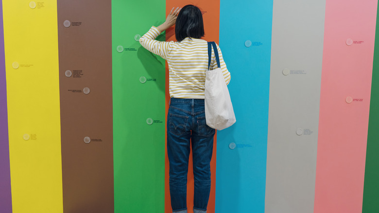 Mujer en la pared de rascahuele