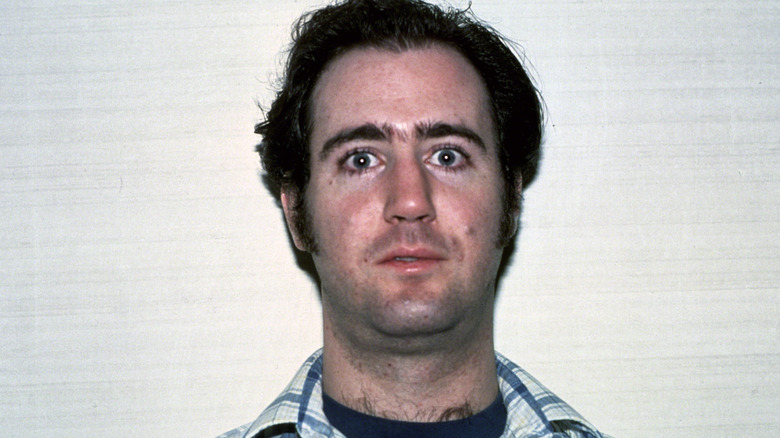 Andy Kaufman en escenario con camisa blanca y azul