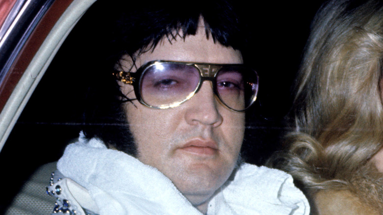 Elvis con sus gafas de sol en los años 70