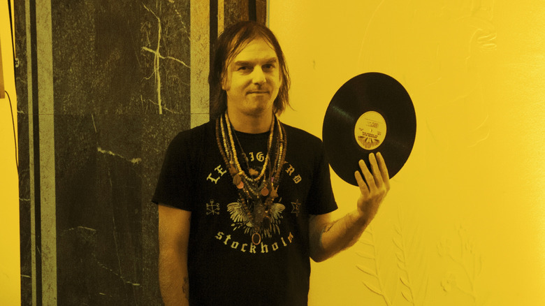 Anton Newcombe con un vinilo