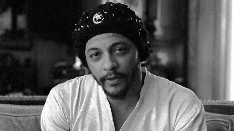 Arthur Lee con expresión seria