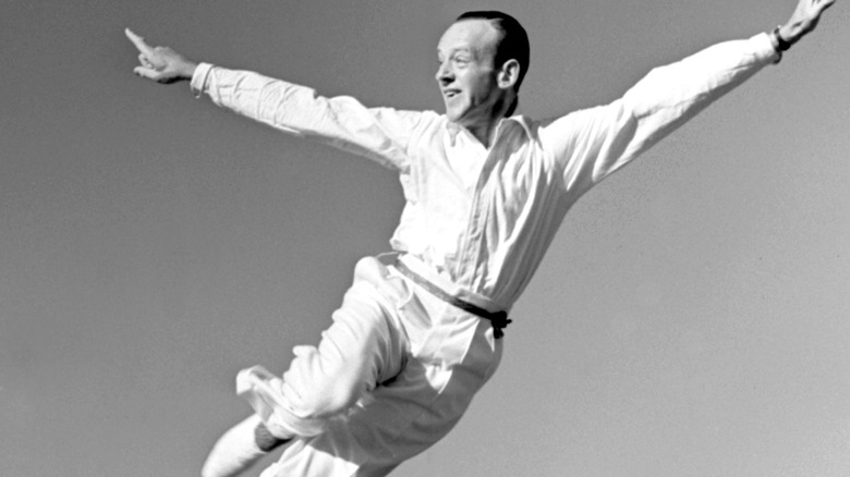 Fred Astaire saltando