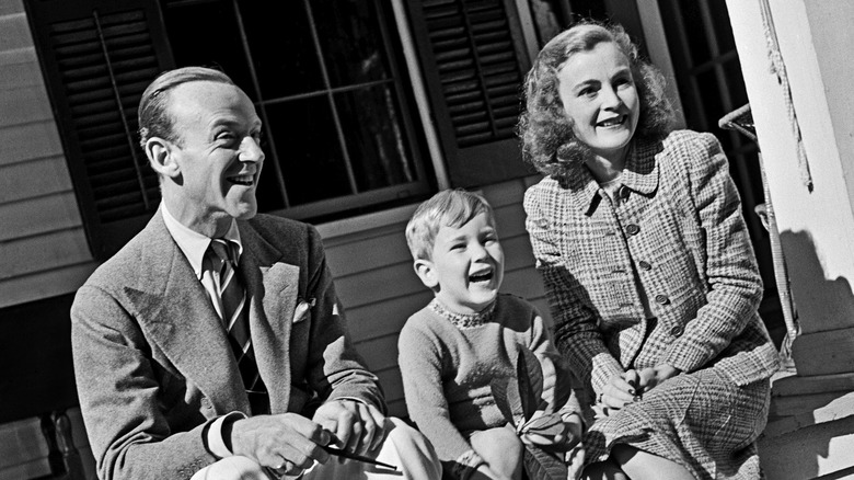 Fred Astaire, Phyllis Astaire y su hijo posando para la cámara