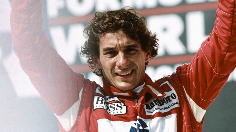 Ayrton Senna celebrando» /></p>
<p>El piloto brasileño Ayrton Senna fue uno de los más grandes en la historia de la Fórmula 1, con 41 victorias y tres campeonatos mundiales. El 1 de mayo de 1994, en el Gran Premio de Imola, perdió el control de su coche en una curva a alta velocidad, impactando contra un muro. La gravedad del accidente le causó múltiples fracturas en la cabeza y le costó la vida, en un fatídico final para uno de los mejores pilotos de todos los tiempos.</p>
<h2>Jessica Savitch</h2>
<p><img decoding=