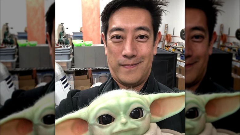 Grant Imahara portant son robot Baby Yoda