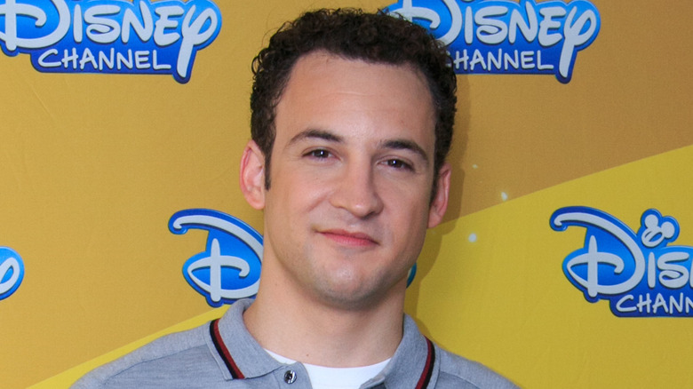 Ben Savage sonriendo en evento de Disney