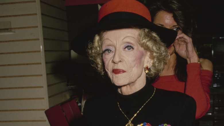Bette Davis con un sombrero rojo