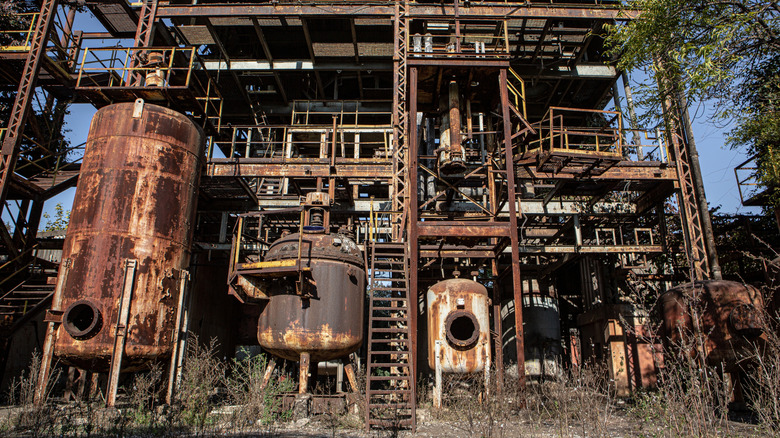 Ruinas de la fábrica en Bhopal