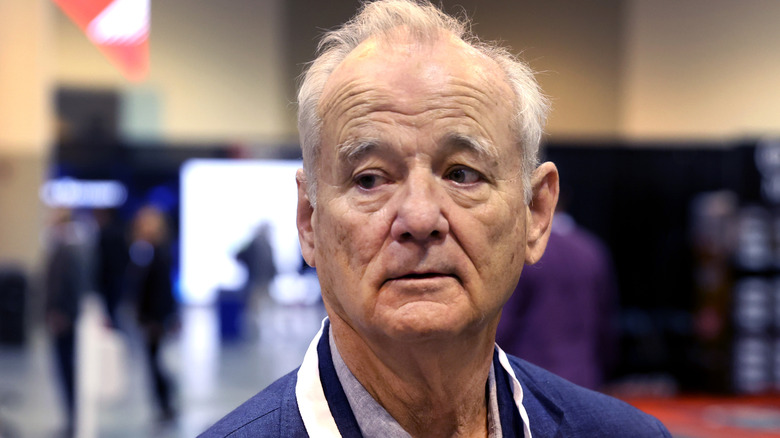 Bill Murray en una imagen con varias personas en el fondo