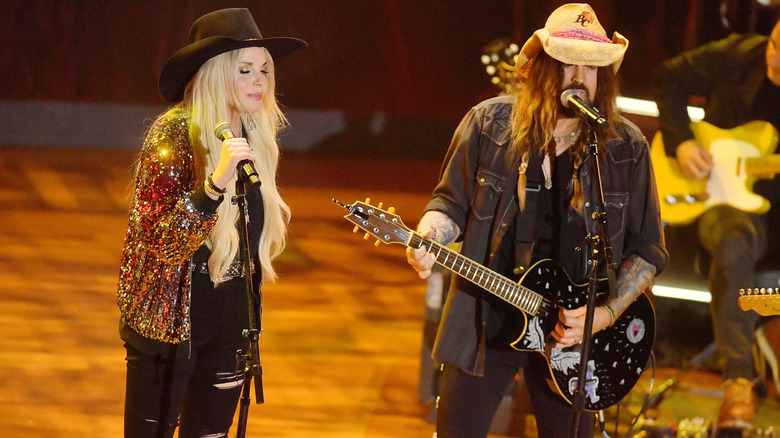 Firerose y Billy Ray Cyrus actuando en un escenario