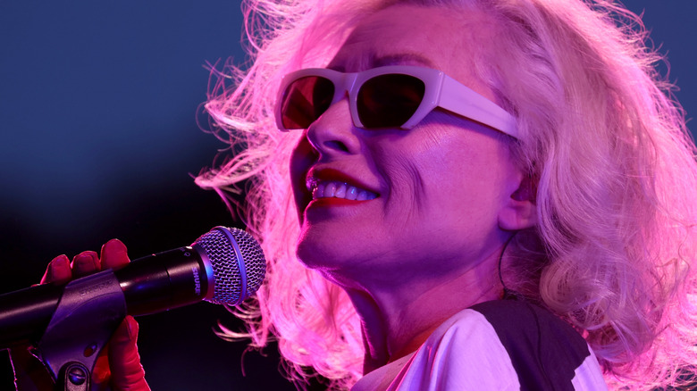 Debbie Harry actuando en el escenario