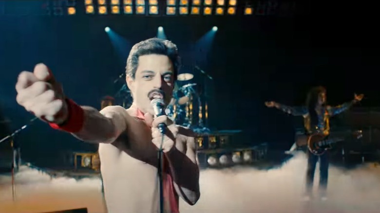 Rami Malek interpretando a Freddie Mercury en 