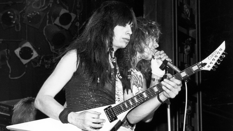 Vinnie Vincent y Mark Slaughter en el escenario