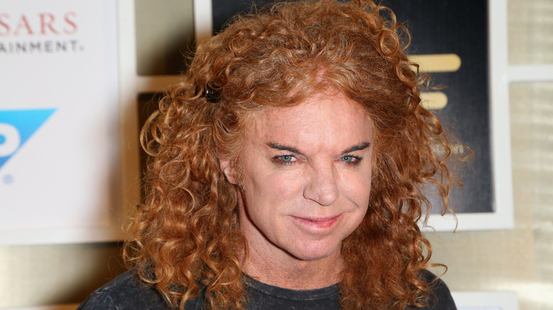 Carrot Top sonriendo con labios apretados