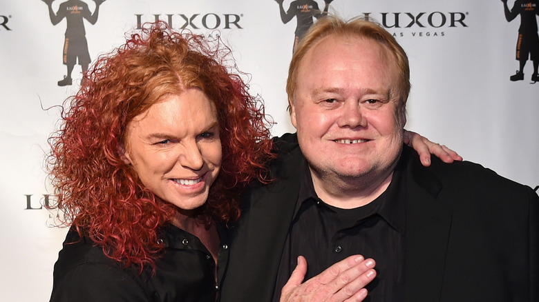 Carrot Top sonriendo y abrazando a Louie Anderson