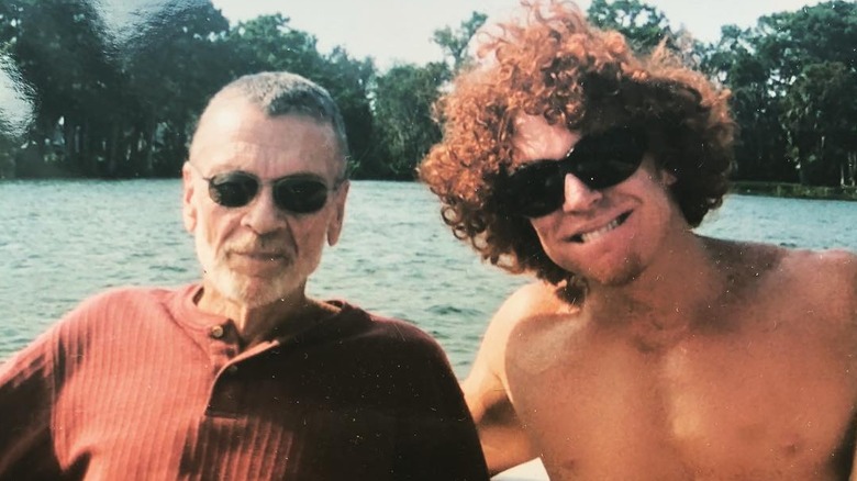 Carrot Top con su padre en una lancha
