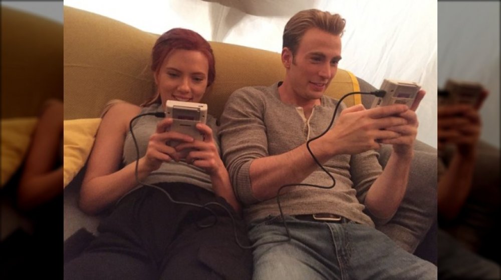 Scarlett Johansson y Chris Evans jugando en el set