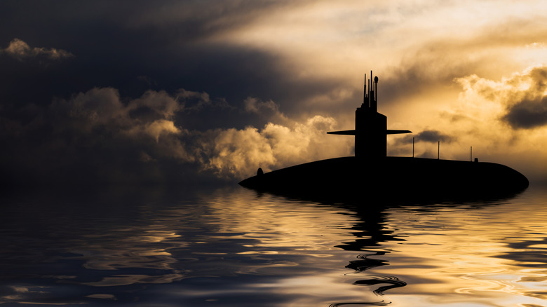 Submarino emergiendo en el océano
