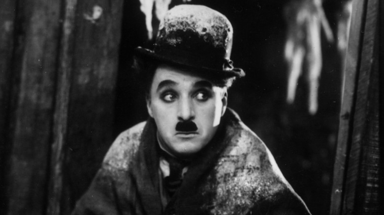 Charlie Chaplin en su personaje del Vagabundo