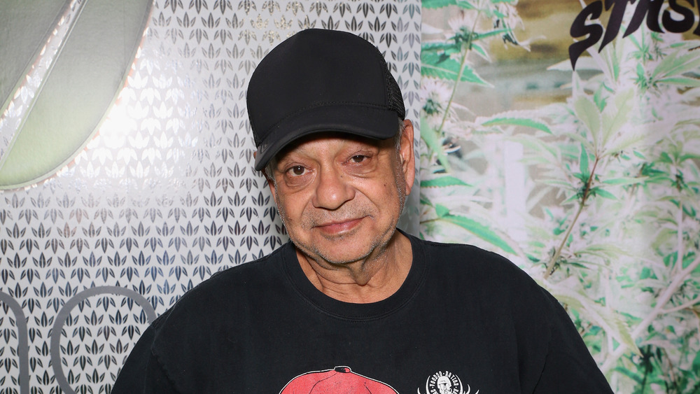Cheech Marin con sombrero negro