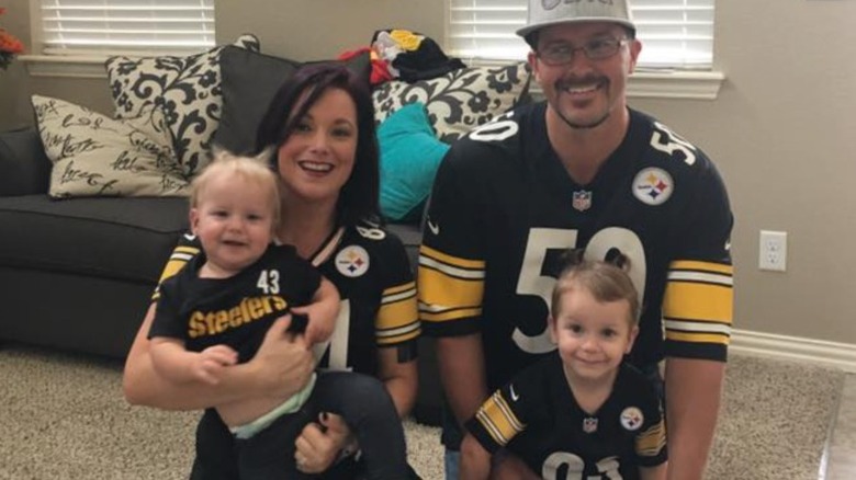 Chris, Shanann, Bella y Celeste Watts con camisetas de los Steelers