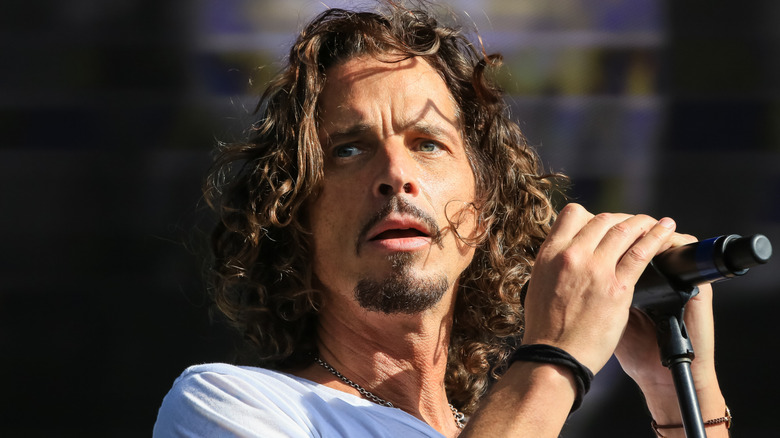 Chris Cornell con micrófono en escenario