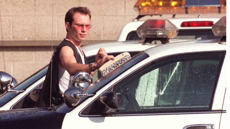 Christian Slater lavando autos en prisión