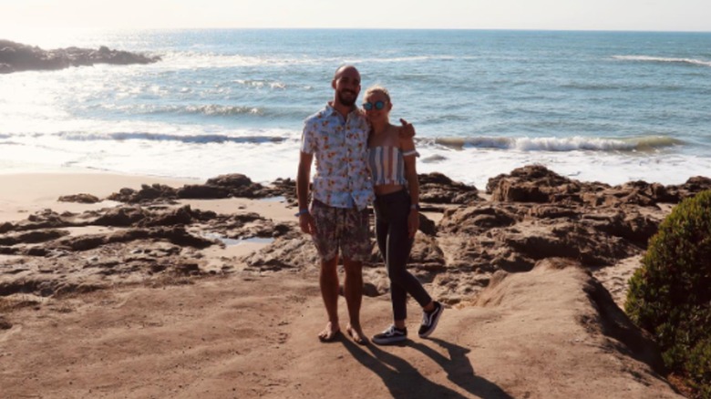 Gabby Petito y Brian Laundrie en la playa