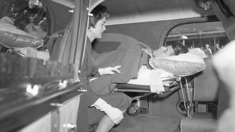 John F. Kennedy en camilla en una ambulancia con Jackie Kennedy
