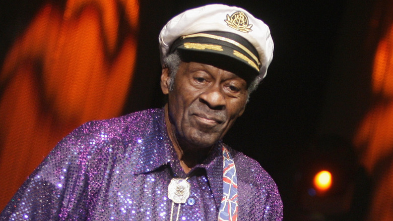 Chuck Berry tocando guitarra con sombrero de capitán