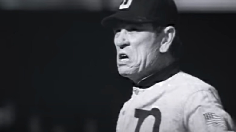 Tommy Lee Jones como Ty Cobb en 