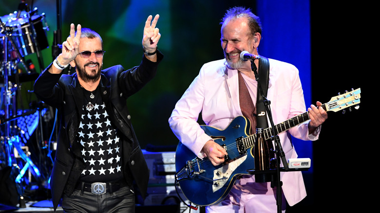 Ringo Starr en el escenario con Colin Hay