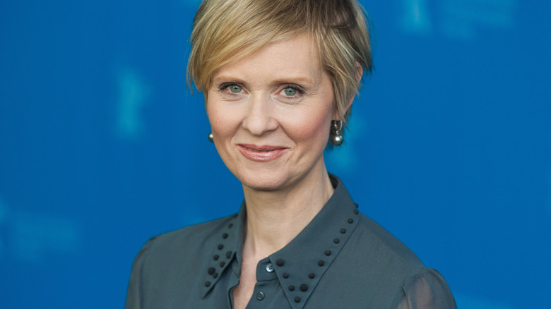 Cynthia Nixon haciendo prensa