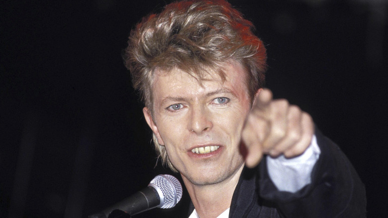 David Bowie con micrófono y expresión teatral