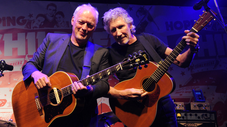 David Gilmour y Roger Waters tocando guitarra en el escenario