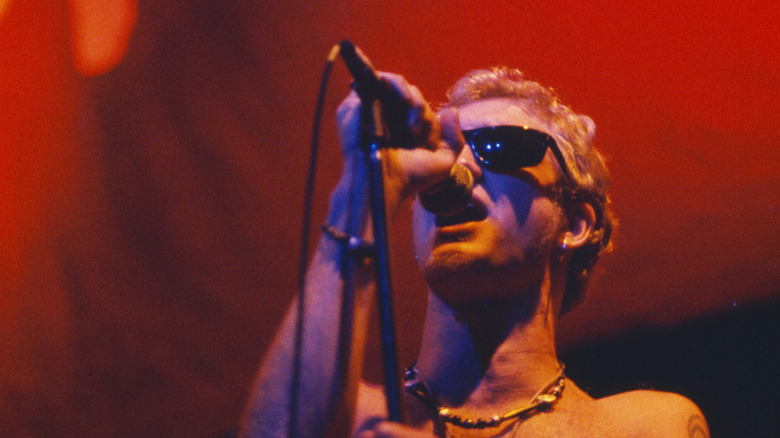 Layne Staley mirando hacia arriba en escenario