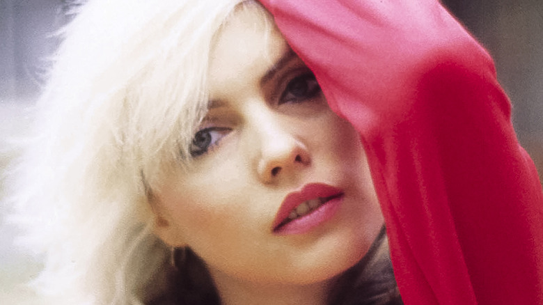 Debbie Harry mostrando su cabello rubio