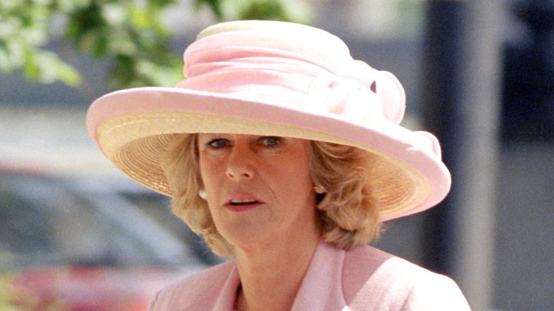 Camilla Parker Bowles con sombrero rosa