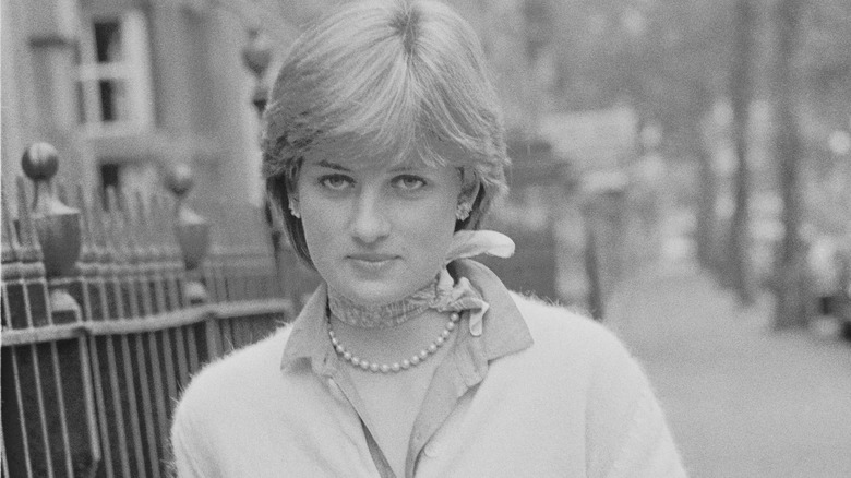 Joven Diana con bufanda