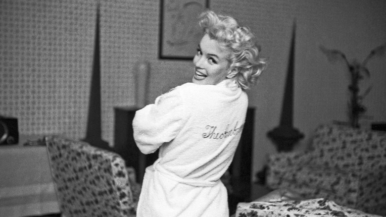 Marilyn Monroe con bata