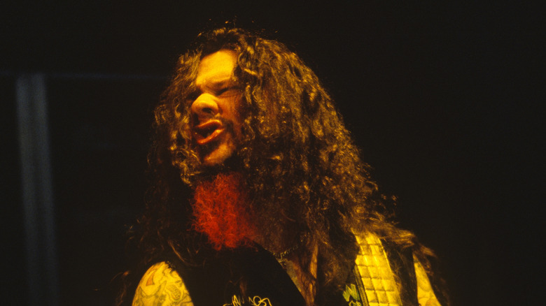 Dimebag Darrell haciendo gestos en escenario
