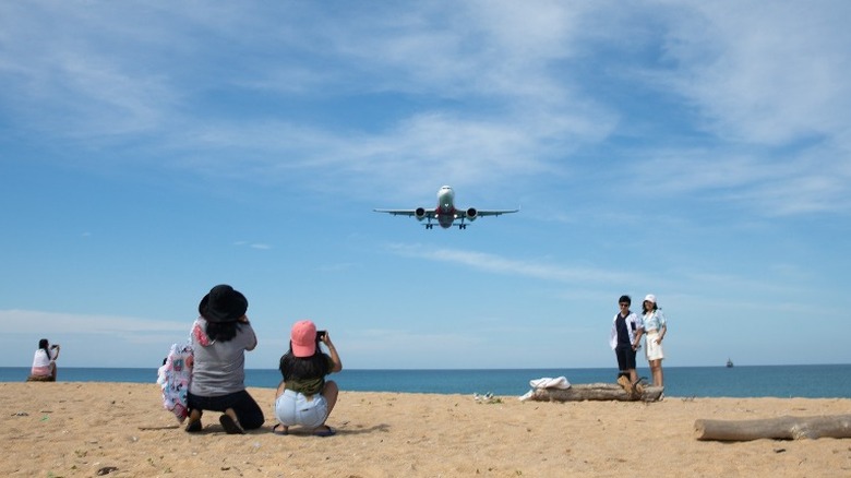 Avión sobre la playa