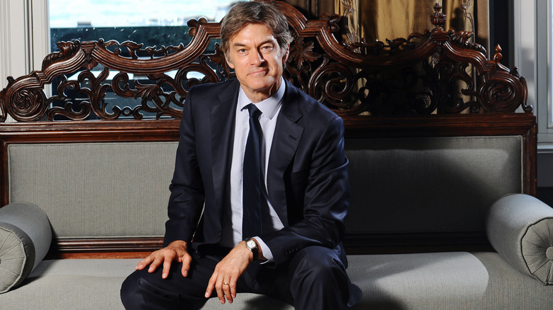 Dr. Oz en una conferencia de prensa