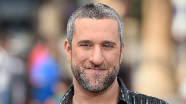 Dustin Diamond sonriendo con cabello gris