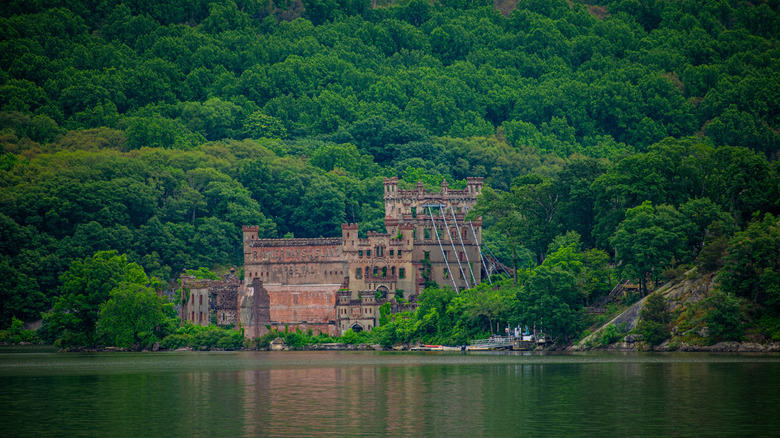 Vista del castillo Bannerman desde el río Hudson