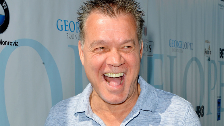 Eddie Van Halen sonriendo con camiseta de golf